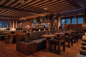 Petit déjeuner et dîner servis sur place