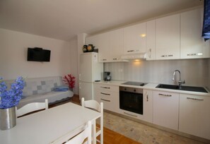 Frigorifero, microonde, piano cottura, macchina per tè/caffè