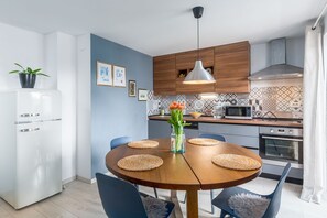 Kühlschrank, Mikrowelle, Herdplatte, Geschirrspüler