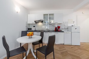 Fridge, microwave, stovetop, dishwasher