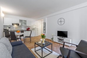 Living area - Picturesque flat with Mediterranean palm trees just 450 metres from the beach (Porec)