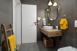 Douche, sèche-cheveux, serviettes fournies