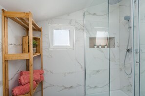 Shower, hair dryer, towels - Fantastic flat with sea view only 250 metres to the beach (Porec)