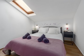 1 bedroom, desk, free WiFi, bed sheets