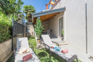Outdoor dining - Fantastic flat with sea view only 250 metres to the beach (Porec)