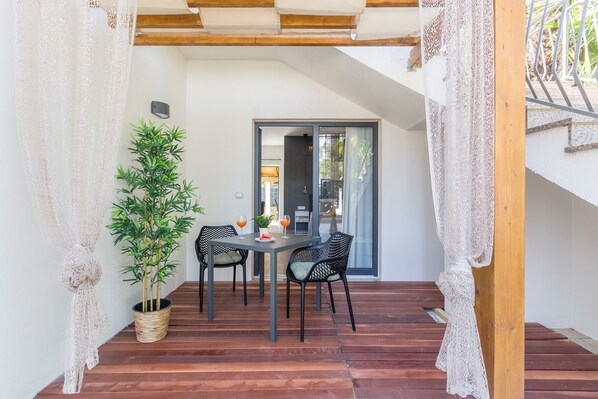 Outdoor dining - Premium flat only 250 metres to the beach with private terrace, barbecue, WiFi (Porec)