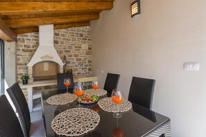 Dining - Premium flat only 250 metres to the beach with private terrace, barbecue, WiFi (Porec)