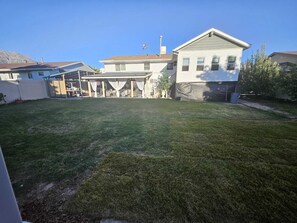 Property grounds - Charming 2-bedroom house with AC, WiFi in Orem! All anemities within 1/2 mile!! (Orem)