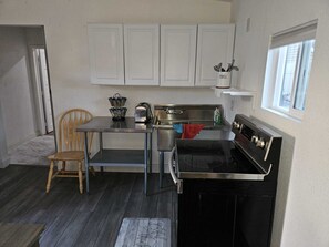 Private kitchen - Charming 2-bedroom house with AC, WiFi in Orem! All anemities within 1/2 mile!! (Orem)