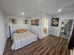 2 bedrooms, iron/ironing board, WiFi, bed sheets - Charming 2-bedroom house with AC, WiFi in Orem! All anemities within 1/2 mile!! (Orem)