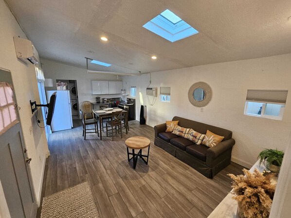 Living area - Charming 2-bedroom house with AC, WiFi in Orem! All anemities within 1/2 mile!! (Orem)