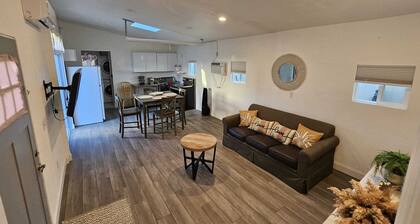 Charming 2-bedroom house with AC, WiFi in Orem! All anemities within 1/2 mile!!