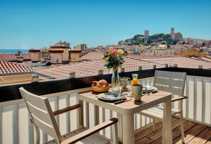 Outdoor dining - Downtown Cannes, 2BR with AC & Terrace w/ Sea View - BENAKEY (Cannes)