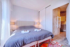 2 bedrooms, iron/ironing board, WiFi, bed sheets