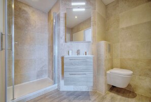 Ducha, artículos de higiene personal gratuitos y secador de pelo