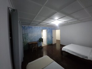 Eenvoudige vierpersoonskamer | Geluiddichte muren, gratis wifi, beddengoed