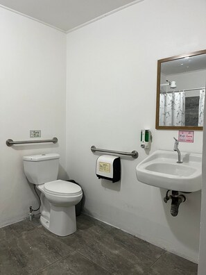 Basic-Vierbettzimmer | Badezimmer | Dusche, Haartrockner, Handtücher, Seife