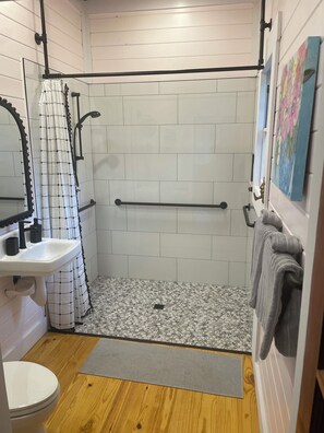 Dusche, Haartrockner, Handtücher, Seife