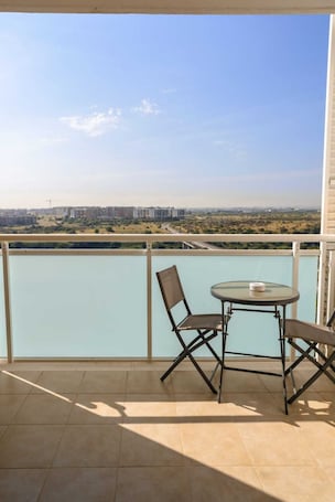 Escritorio, sistema de insonorización y wifi gratis