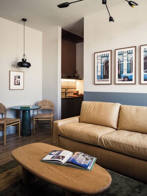 Suite, 1 kingsize-seng med sovesofa | Oppholdsområde | En 55-tommers smart-TV med digitale kanaler samt Netflix og Hulu