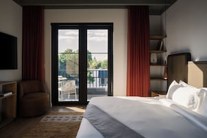 Suite, 1 Tempat Tidur King dengan tempat tidur Sofa, balkon | Seprai Frette Italia, seprai premium, dan selimut bulu angsa