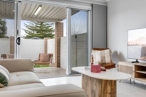 TV, books - Westridge Precinct Perfection! (Harristown)