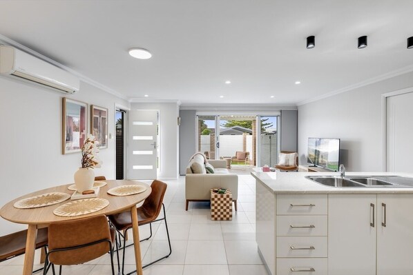 Interior - Westridge Precinct Perfection! (Harristown)