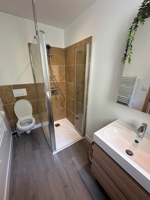 Haartrockner, Handtücher, Toilettenpapier