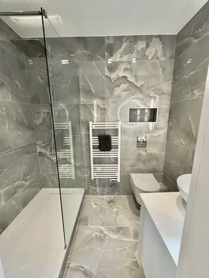 シャワー、ヘアドライヤー、タオル、石鹸