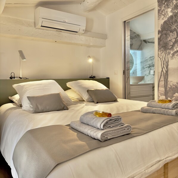 2 bedrooms, iron/ironing board, travel cot, WiFi