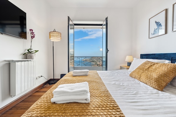 Deluxe Townhome, Sea View | 3 bedrooms, blackout curtains, soundproofing, iron/ironing board