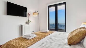 Deluxe Townhome, Sea View | 3 bedrooms, blackout drapes, soundproofing, iron/ironing board