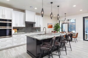 Fridge, microwave, oven, stovetop - The Desert Dwelling (Hurricane)