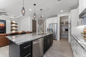 Fridge, microwave, oven, stovetop - The Desert Dwelling (Hurricane)