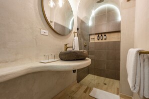 House | Bathroom | Shower, towels, soap, shampoo - Casa Fernandez by Soho (Cartagena)