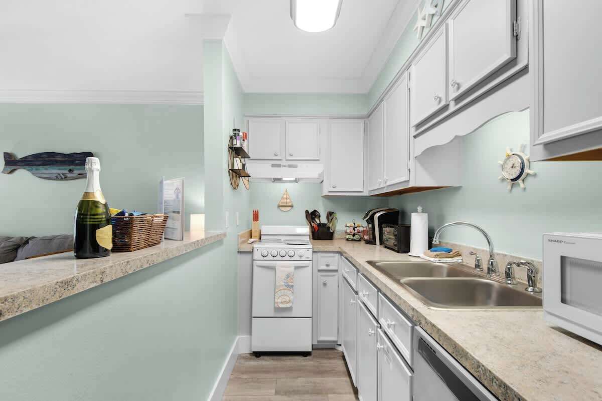 Kühlschrank, Mikrowelle, Herdplatte, Geschirrspüler