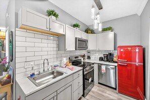 Fridge, microwave, oven, stovetop - Pink Flamingo Hideaway (Fort Walton Beach)