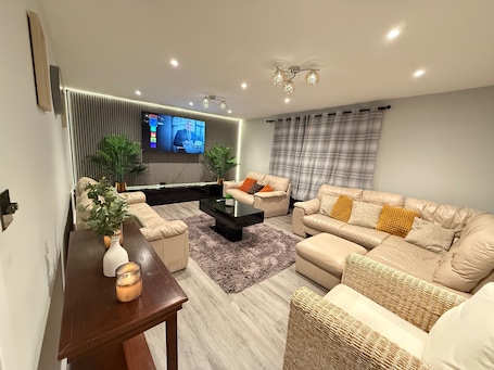 Apartment | Living area | TV