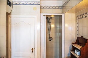 Douche, sèche-cheveux, savon, papier toilette
