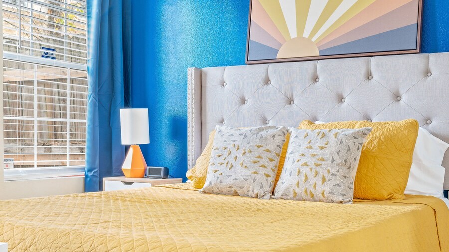 Dallas Retro House King Bed Backyard