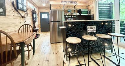 NEW PRIVATE Quiet Cabin in The Woods ~3 KING BEDS, FiRE PIT, 1 ACRE ~HIKING