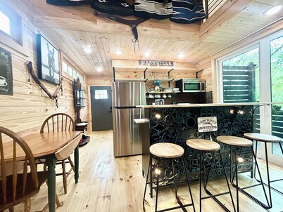 NEW PRIVATE Quiet Cabin~Mountain Forest View~HOT TUB~3 KING BEDS~FIRE PIT~1 ACRE