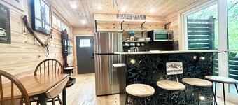 NEW PRIVATE Quiet Cabin~Mountain Forest View~3 KING BEDS~FIRE PIT, 1 ACRE~HIKING