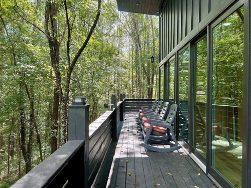 NEW PRIVATE Quiet Cabin~Mountain Forest View~HOT TUB~3 KING BEDS~FIRE PIT~1 ACRE