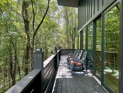 NEW PRIVATE Quiet Cabin~Mountain Forest View~HOT TUB~3 KING BEDS~FIRE PIT~1 ACRE
