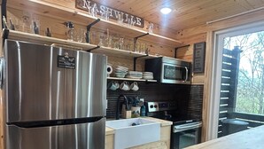 Eine moderne Küche mit Holzausstattung, Edelstahlgeräten und einer großen Kochinsel.