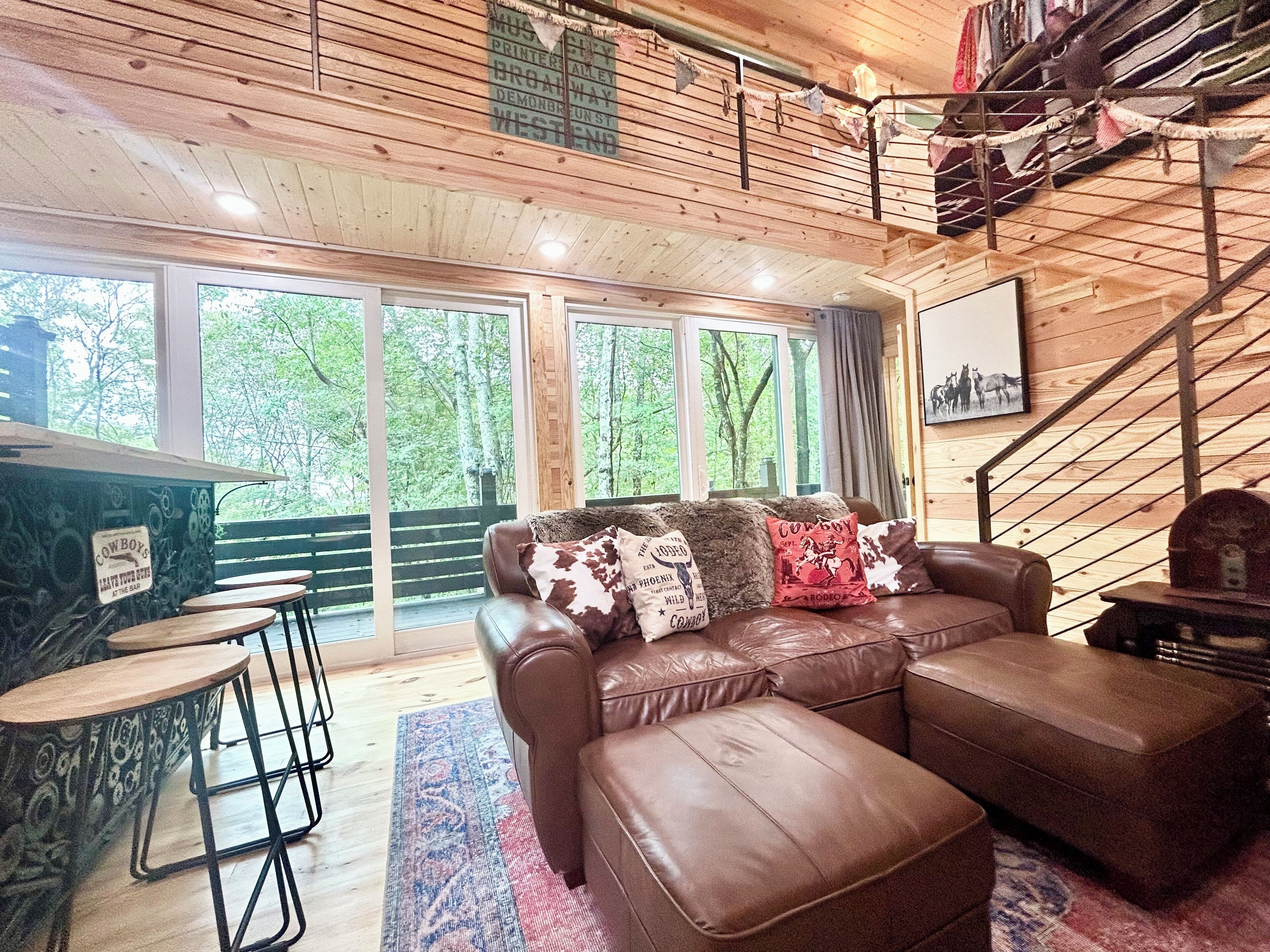 Smart TV, chimenea, libros y biblioteca musical 