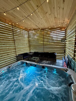Outdoor spa tub - NEW PRIVATE Quiet Cabin~Mountain Forest View~HOT TUB~3 KING BEDS~FIRE PIT~1 ACRE (Columbia)