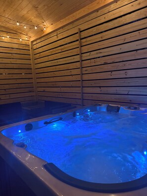 Indoor spa tub