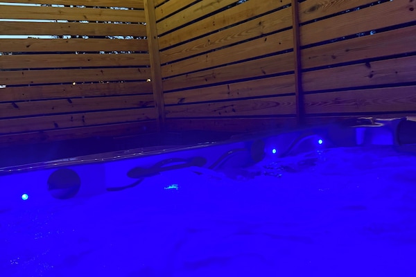 Relax in this luxury hot tub! We drain, clean, refill & sanitize between guests